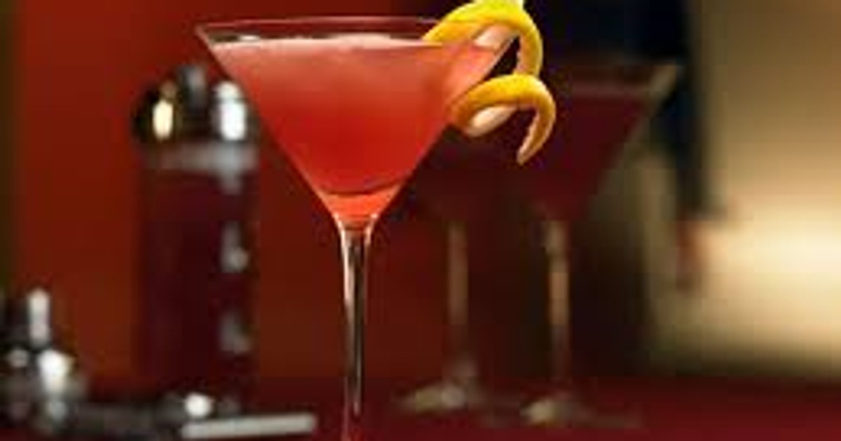 жженый апельсин. бренди с соком. манхэттен коктейль манхэттен. джек роуз коктейль. напиток мартини красный.