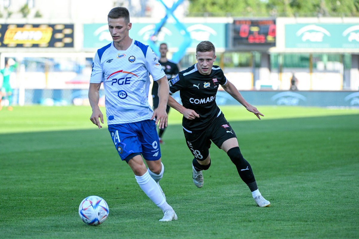 Zawodnik PGE FKS Stali Mielec Maciej Wolski (L) i Jakub Myszor (P) z Cracoviii podczas meczu piłkarskiej Ekstraklasy