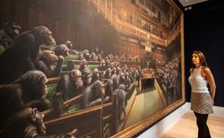 Szympansy w Izbie Gmin jako reakcja na brexit. Obraz Banksy'ego z rekordową ceną