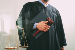 KRS nie zaopiniowała oświadczeń sędziów NSA o woli dalszego orzekania