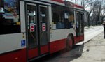 Nagi mężczyzna w autobusie, a na dworze mróz 