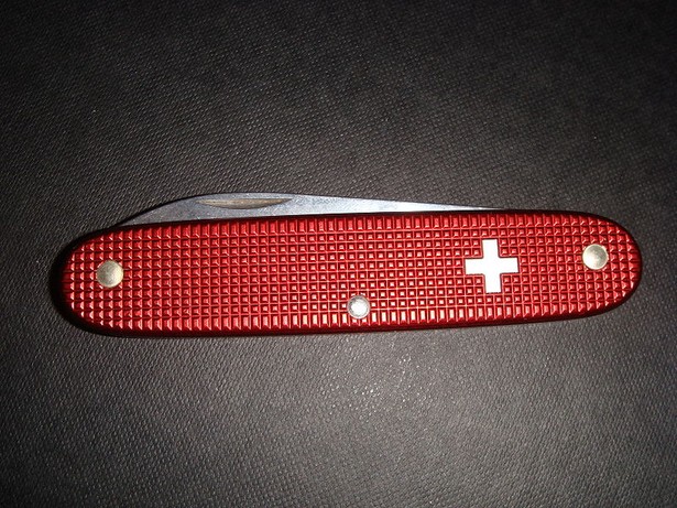 Victorinox to legendarna, kultowa marka, która jest kojarzona głównie z produkcją noży i scyzoryków. Początki marki sięgają 1884 roku i warsztatu w Ibach-Schqyz, mającego swoją siedzibę w Szwajcarii. Założyciel firmy Karl Elsener stał się pierwszym oficjalnym dostawcą wojskowych noży dla szwajcarskiej armii. Nóż oficerski Victorinoxa jest szeroko stosowany poza wojskiem. Jego wykorzystanie jest standardem w NASA. Również wyprawy himalaistów, czy polarników korzystają ze sprzętu firmy. Na fot. scyzoryk marki Victorinox, zdj. domena publiczna