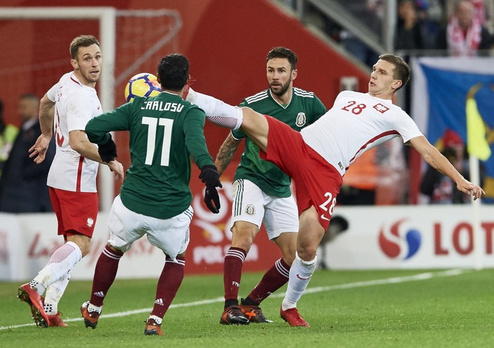 Jakub Świerczok (P) i Maciej Rybus (L) oraz Carlos Vela (2L) i Miguel Layun (2P)