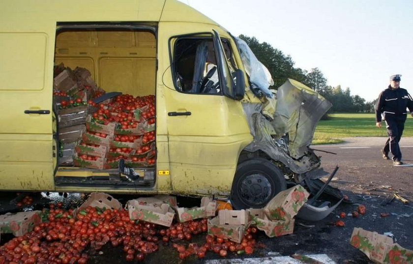 Ale wypadek! Droga pełna pomidorów! FOTO