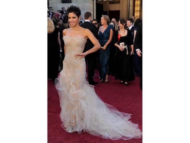 Halle Berry w sukni domu mody Marchesa. Ta marka sprawdza się na czerwonym dywanie. Ta gwiazda również