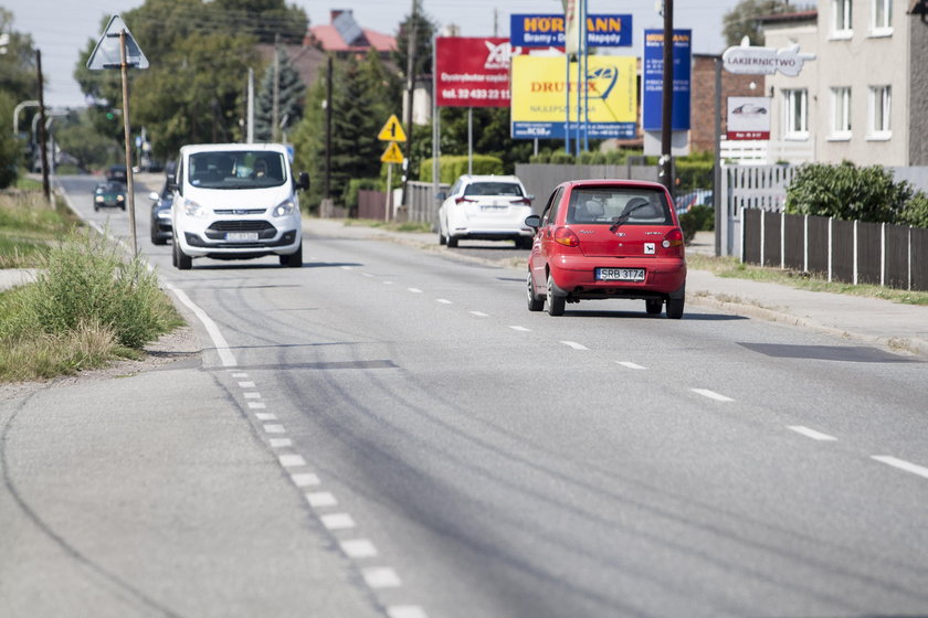 Przez źle wykonaną drogę Zebrzydowicką ludziom pękają domy