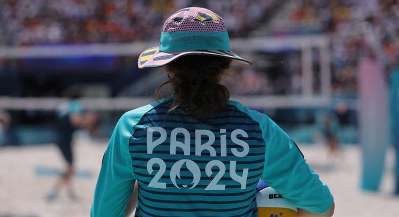 Une bénévole pendant les Jeux Olympiques de Paris/Thomas SAMSON / AFP