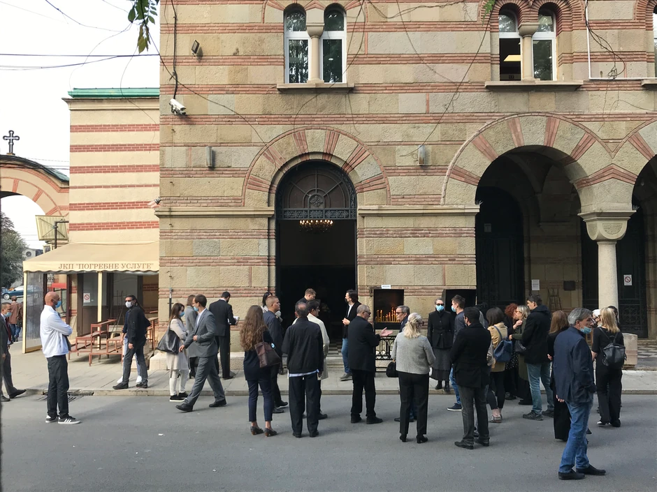 Okupljeni su izjavljivali saučešće i palili sveće