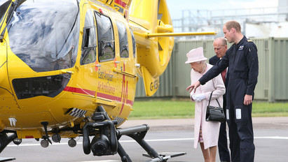Királyi fogadtatás! Így vezette körbe Vilmos herceg Erzsébet királynőt a légimentő bázison