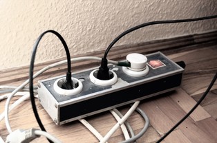 URE wygrywa ze sprzedawcami prądu: PGE i Tauron obniżają stawki