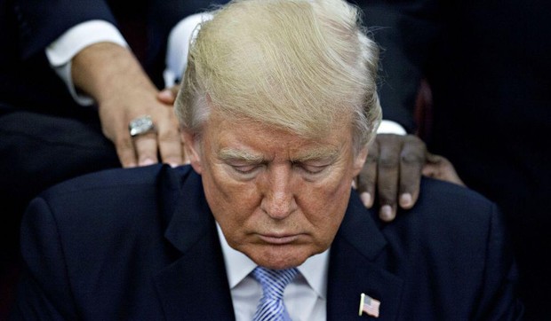 Donald Tramp tokom jedne od molitvi u Beloj kući | Foto: Andrew Harrer/Bloomberg via Getty Images