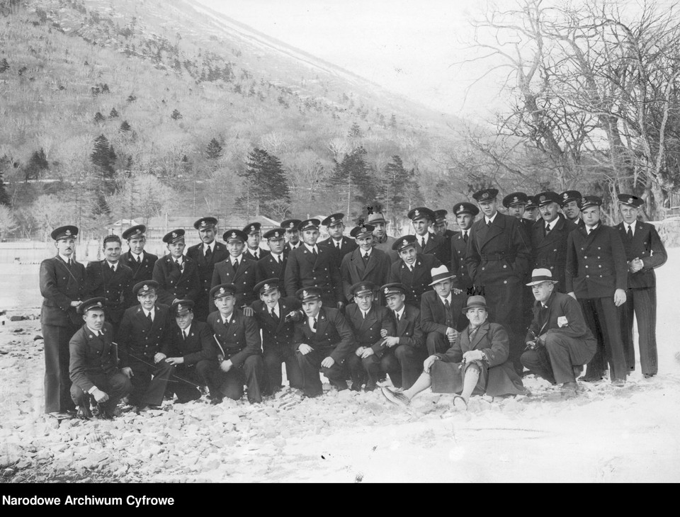 Rok 1935. Uczniowie Państwowej Szkoły Morskiej w Gdyni w japońskiej miejscowości Nikko