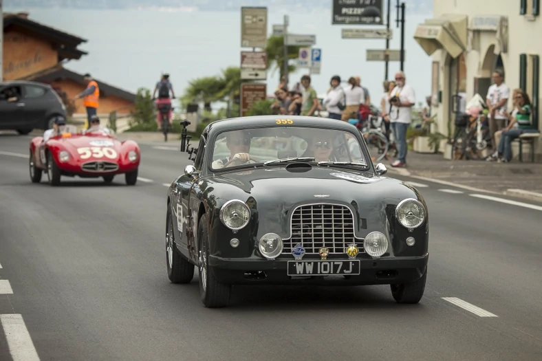 Aston Martin DB 2/4 Perlage Teamu na trasie Mille Miglia