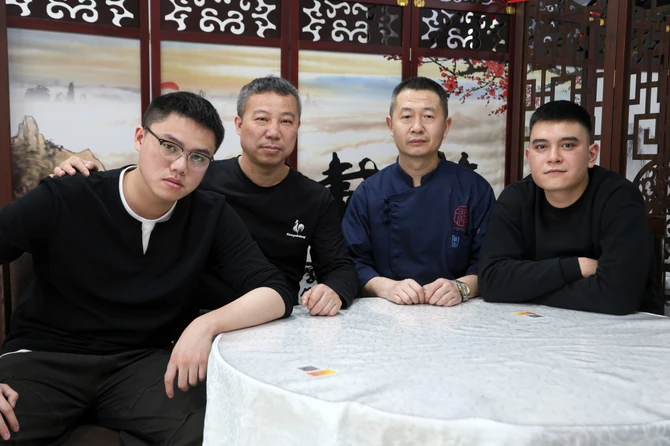 Aleksandar Čen sa porodicom