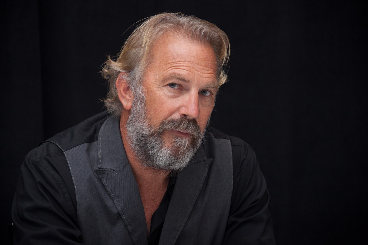 Kevin Costner trenuje licealistów – zobacz!