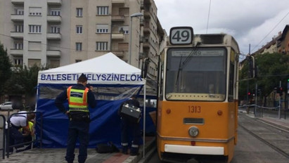 Tragédia: halálra gázolt egy embert a villamos a Móriczon - fotó