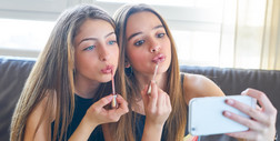 Nastolatki przesadzają z makijażem? Nauczycielka: skorupa tynku