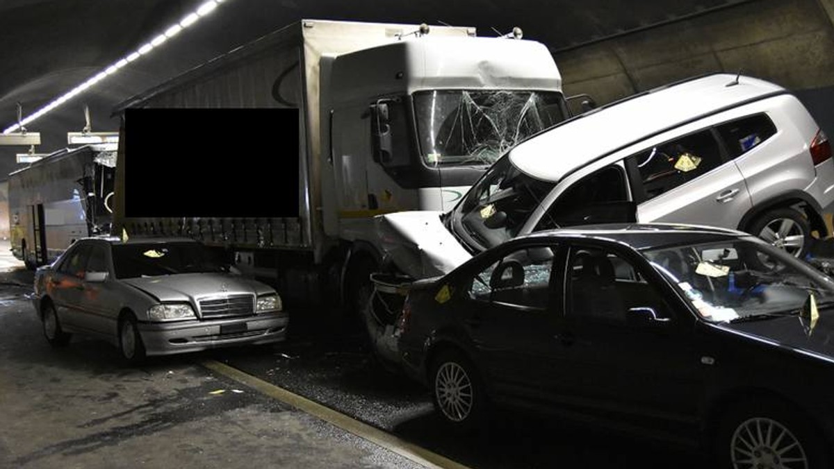 W szwajcarskim mieście Szafuza doszło wczoraj do tragicznego karambolu. Zderzyło się kilka pojazdów, w tym polski autokar. Jak podaje TVP Info, zginęła 44-letnia Polka.