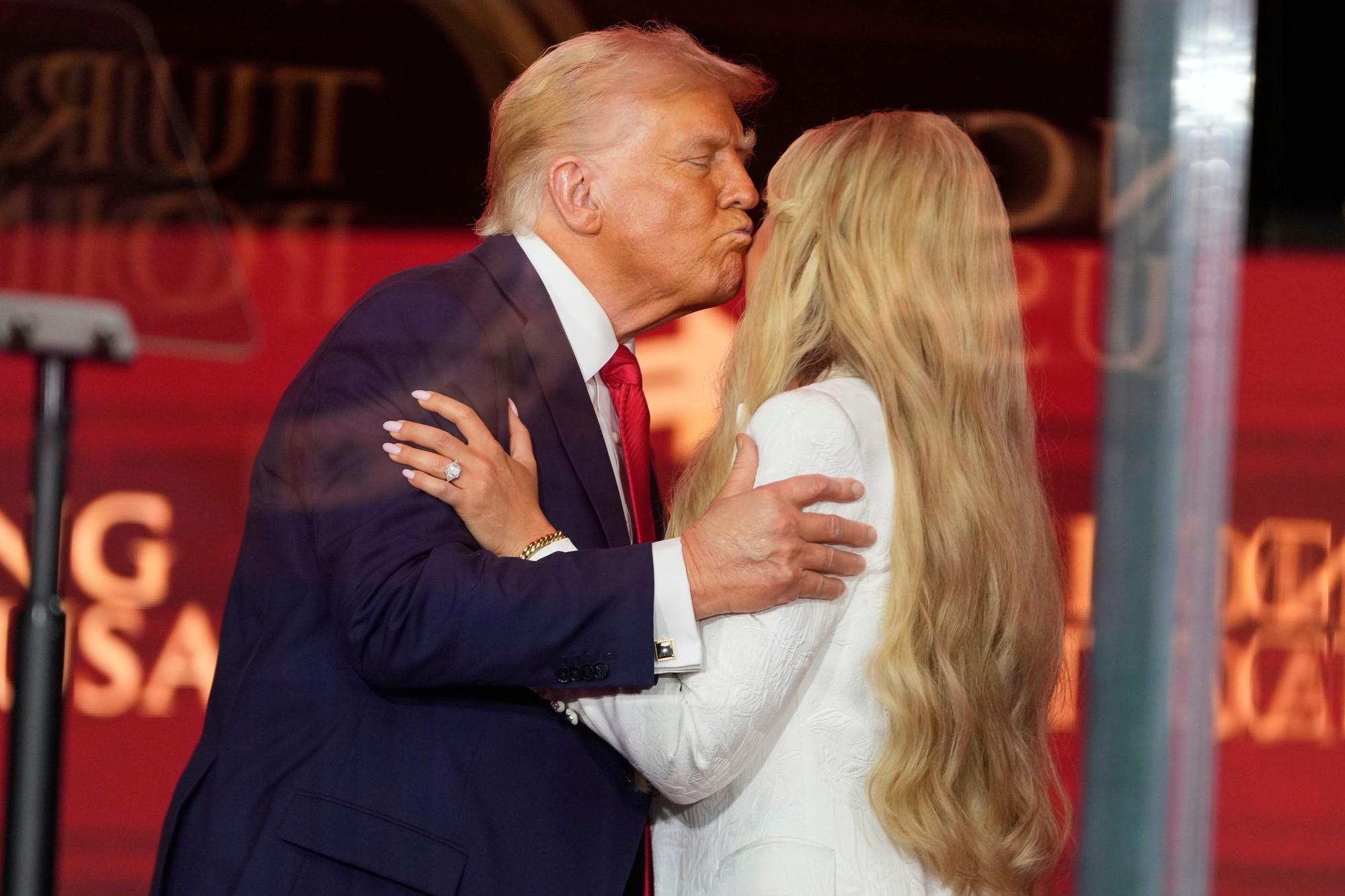 Prezident Donald Trump a Erika Kirková počas poslednej rozlúčky s aktivistom Charliem Kirkom († 31). 
