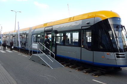 Niemal 38-metrowy tramwaj z Polski trafił do niemieckiego Lipska
