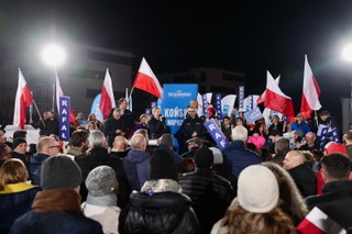 Debata w Końskich. Trzaskowski schował tęczową flagę, którą wręczył mu Nawrocki. Flagę przejęła Biejat