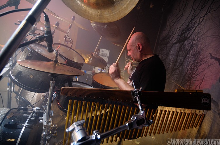 Inspektor Arkadiusz Letkiewicz gra na perkusji