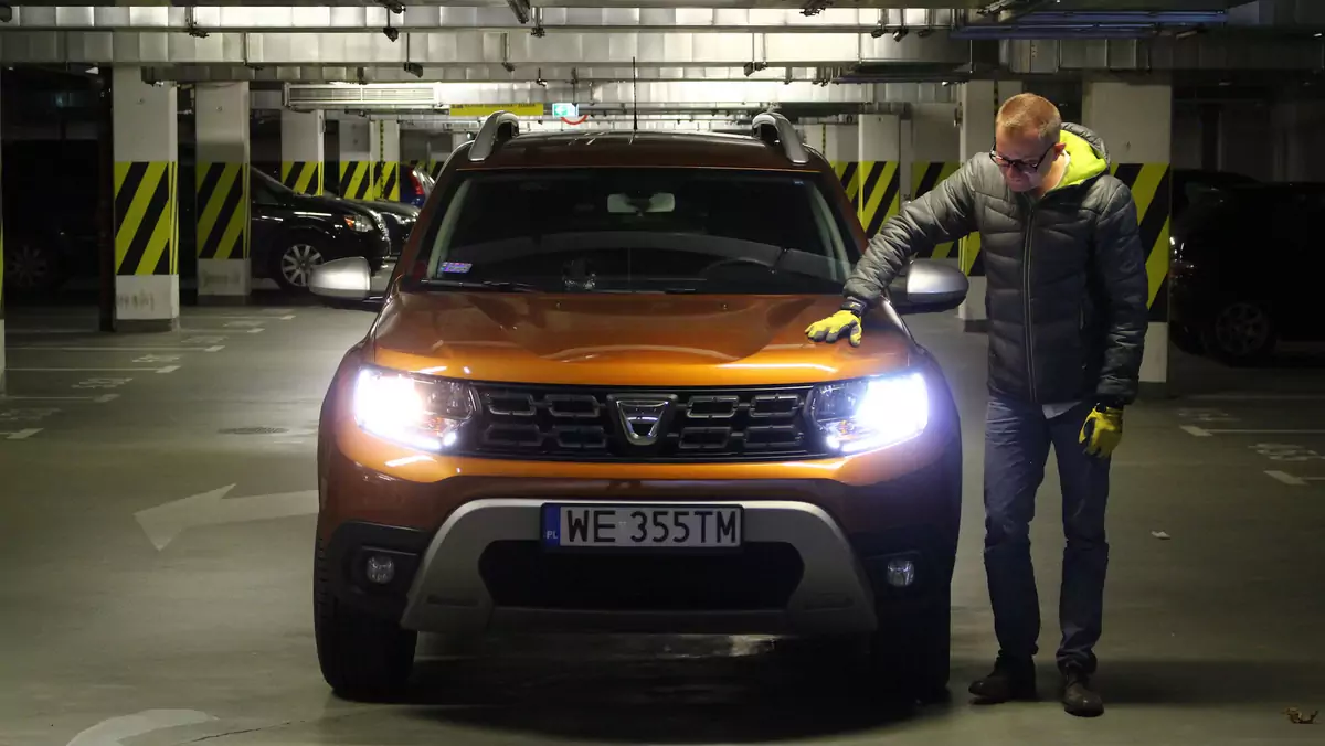 Przykład udanej aplikacji retrofitów LED  w Dacii Duster: świecą lepiej niż żarówki, poziom oślepiania innych bez zmian. 