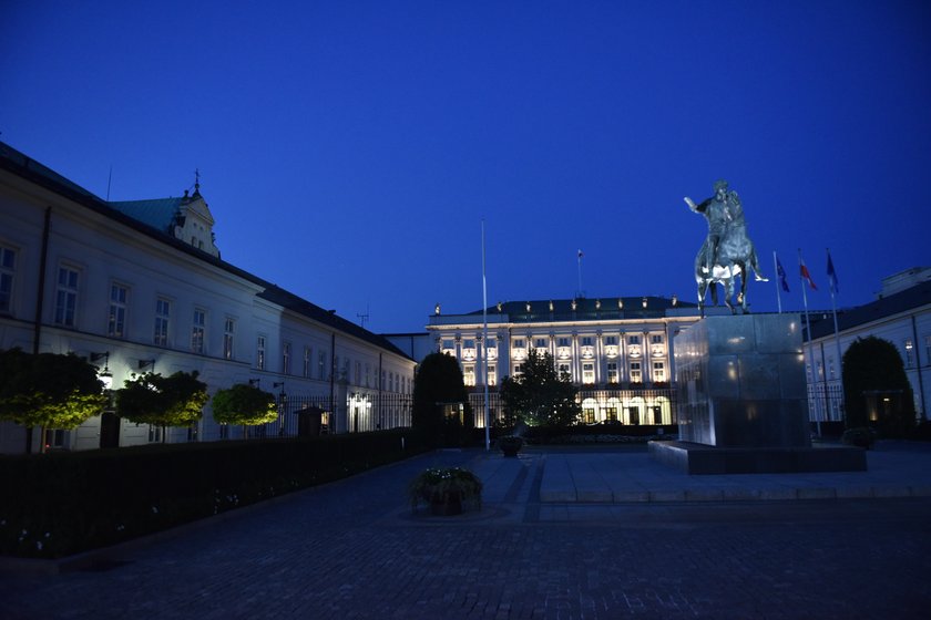 Każą nam oszczędzać, a sami świecą na potęgę