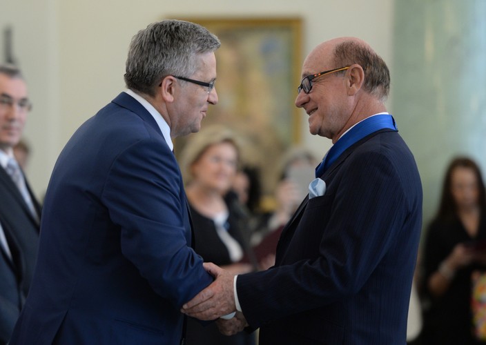 Bronisław Komorowski wręcza odznaczenie Viktorowi Markowskiemu