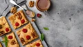 Białe brownie z owocami sezonowymi. Przepis na bardzo szybkie ciasto