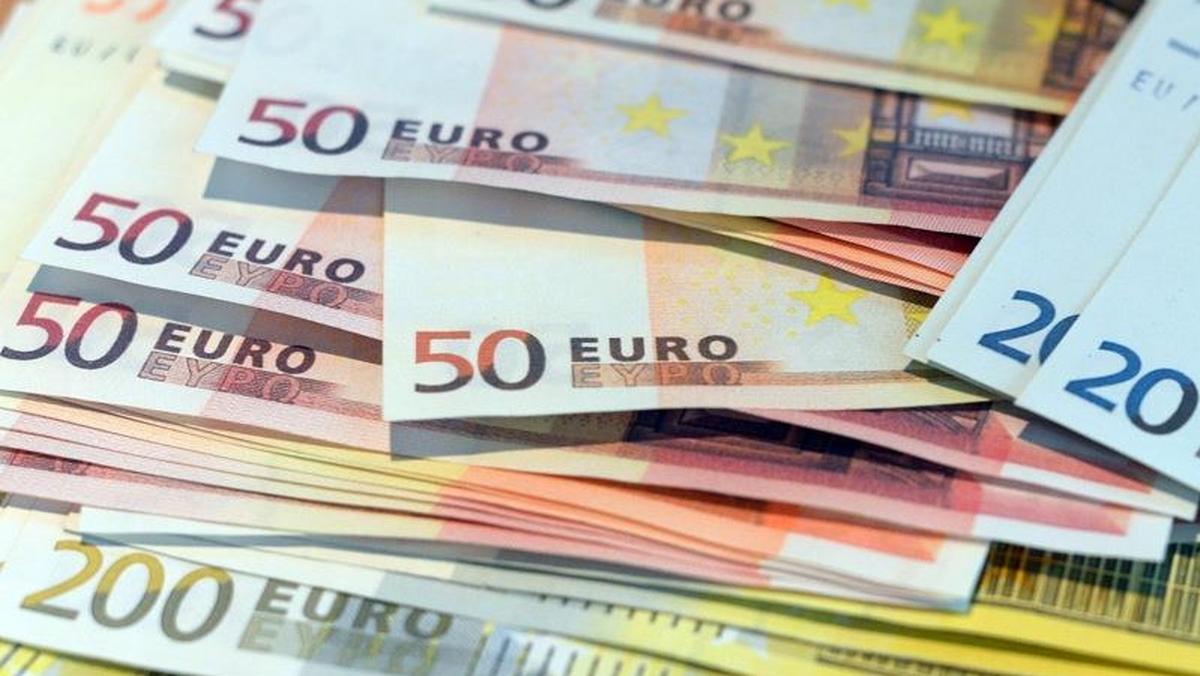 euro pieniądze leżą waluta