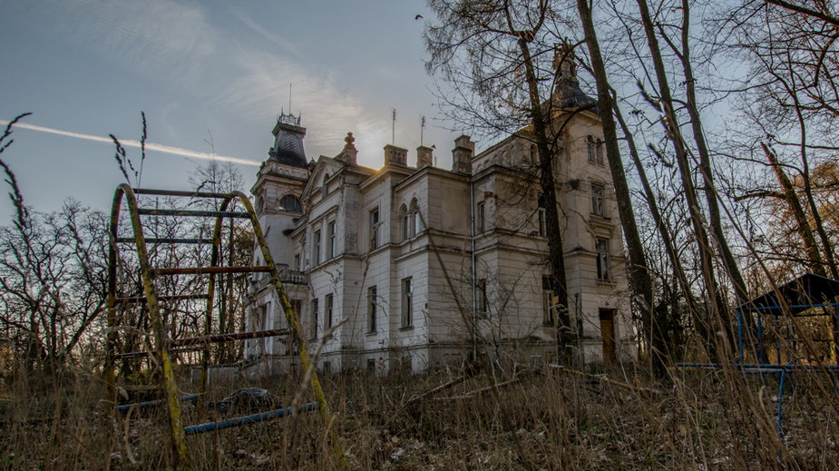 Opuszczony pałac ze skarbem niedaleko Warszawy
