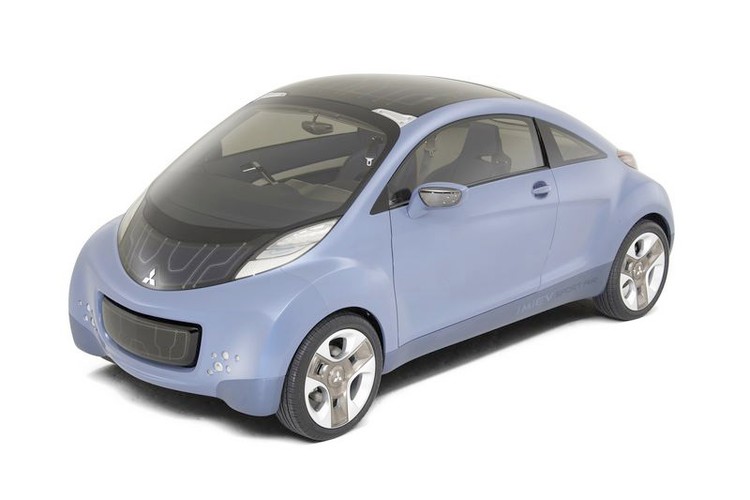 Napęd to silnik elektryczny zasilany litowo-jonowymi bateriami umieszczonymi pod podłogą