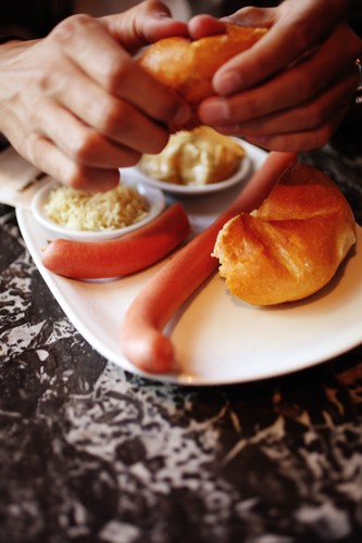 Dla mniej wybrednych jest coś innego. To street food. Na całym świecie staje się coraz bardziej popularny, szturmem zdobywając również Wiedeń. Nieskomplikowane i najwyższej jakości uliczne jedzenie o wiedeńskich tradycjach oferuje o każdej porze dnia stoisko z kiełbaskami Bitzinger. W 1999 roku rodzina Bitzingerów przejęła legendarne stoisko z znajdujące się pomiędzy Operą a fontannami Danubiusbrunnen tuż przy tzw. Augustinerkeller. Od tamtej pory serwowane są tu sprawdzone i gorąco lubiane klasyki jak kiełbasa nadziewana kawałkami sera (Käsekrainer), kiełbasa grillowa (Bratwurst), Burenwurst, hot dog, czy kiełbasy typu Waldviertler czy Frankfurter.
<br></br>
<a  href=