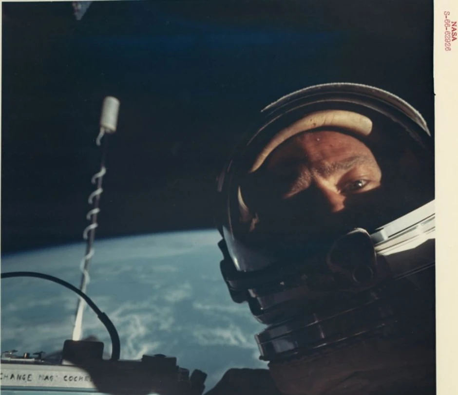 Prva "selfi" fotografija Baza Oldrina u svemiru, novembar 1966. godine