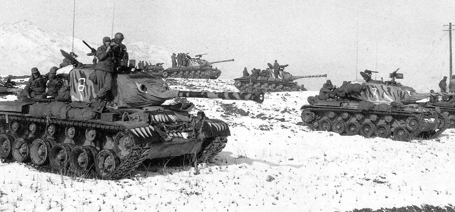 Czołgi S M46 Patton z malowanymi głowami tygrysów, które miały demoralizować siły chińskie