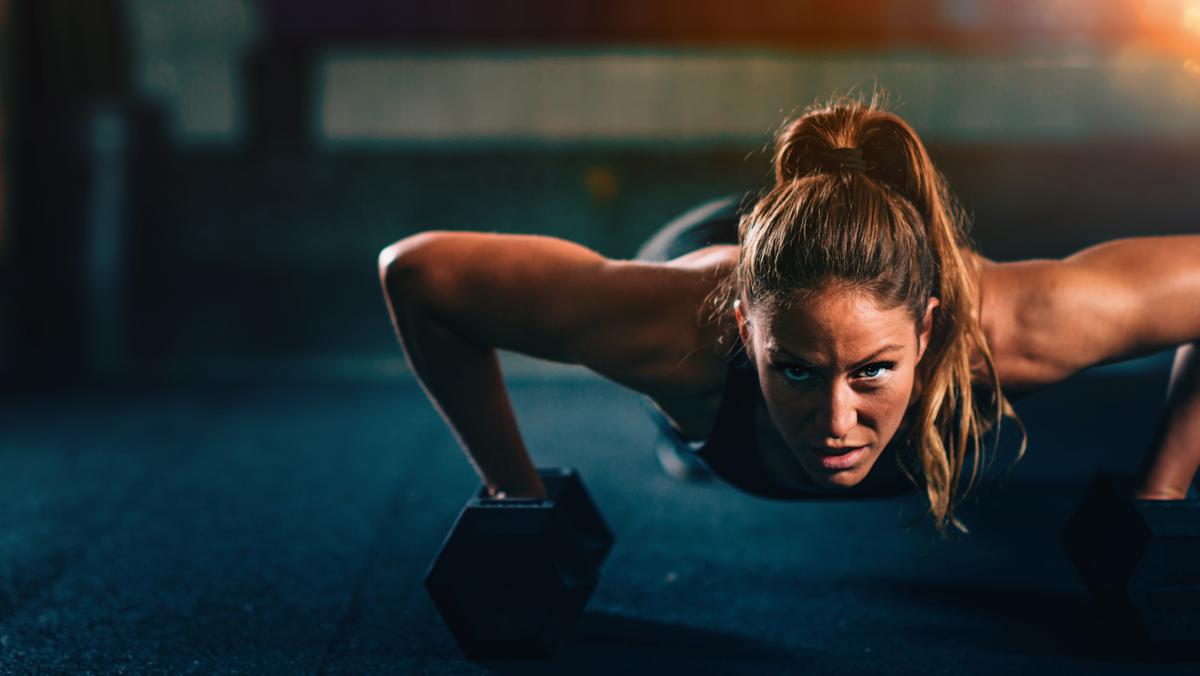 Trening kobieta siłownia pompki fitness