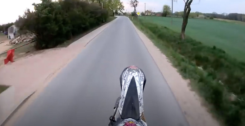 Motocrossowy mistrz Polski niszczy pole i chwali się tym w sieci.