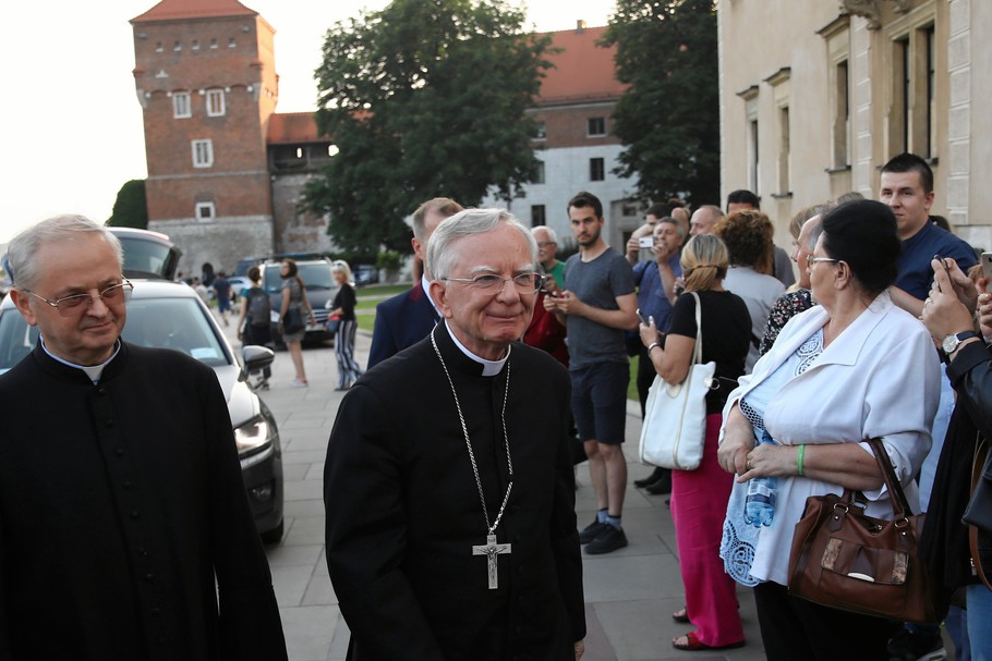 Arcybiskup Marek Jędraszewski (z prawej) podczas obchodów 70 . rocznicy urodzin Lecha Kaczyńskiego. Kraków, 18.06.2019.