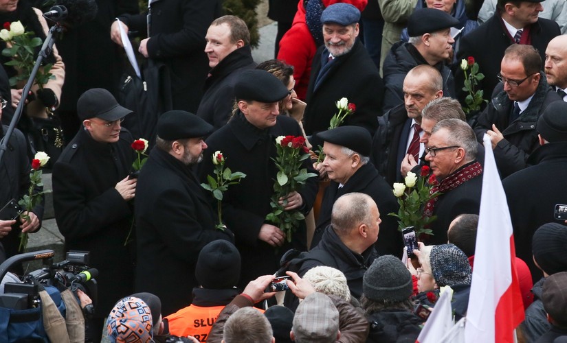 Uczestnicy 'Marszu w Obronie Demokracji i Wolności Mediów', współorganizowanego przez PiS w 33. rocznicę wprowadzenia w Polsce stanu wojennego
