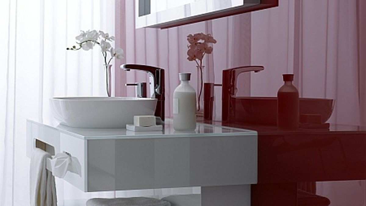 Szkło lakierowane zamiast płytek ceramicznych na ścianie? Świetny sposób na niebanalne wykończenie twojej łazienki.