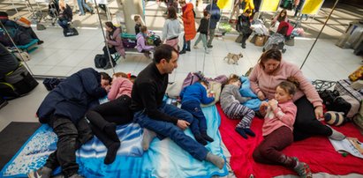 Ten widok  poruszy niejedno serce!  W Katowicach na dworcu ukraińskie dzieci leżą na podłogach. Dla uchodźców jest tylko jedna toaleta. Właściciel Galerii Katowickiej w końcu dostrzegł problem!