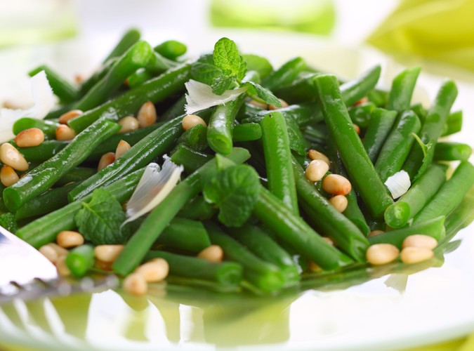 Fasola - pomaga obniżać ciśnienie krwi, reguluje poziom cholesterolu, przeciwdziała zaparciom i do tego na dłużej daje uczucie sytości
