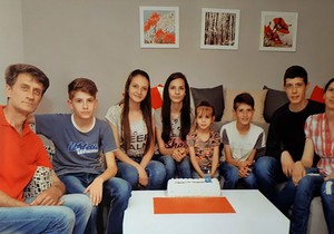 NIs porodica sestoro dece 3 foto Ustpljena fotografija Niske vesti B LJ