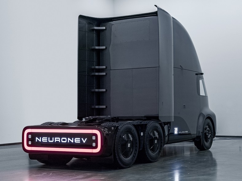 A California Ev Startup Unveiled A Fully Electric Semi Truck