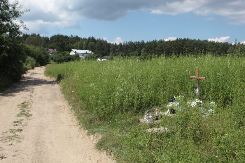 Tutaj morderca dopadł Izę. W oddali widać jej dom