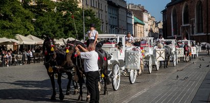 Dorożki znikną z Rynku w Krakowie. Magistrat wydał zakaz. Chodzi o pogodę