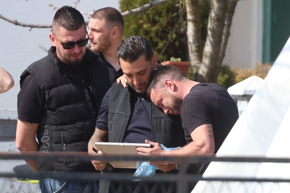 "Kažu mi: Sram te bilo, nije prošlo ni 40 dana, već ideš da pevaš" Darko Lazić otkrio sa čime se suočava nakon smrti brata: "Moram da brinem o majki i snajki"