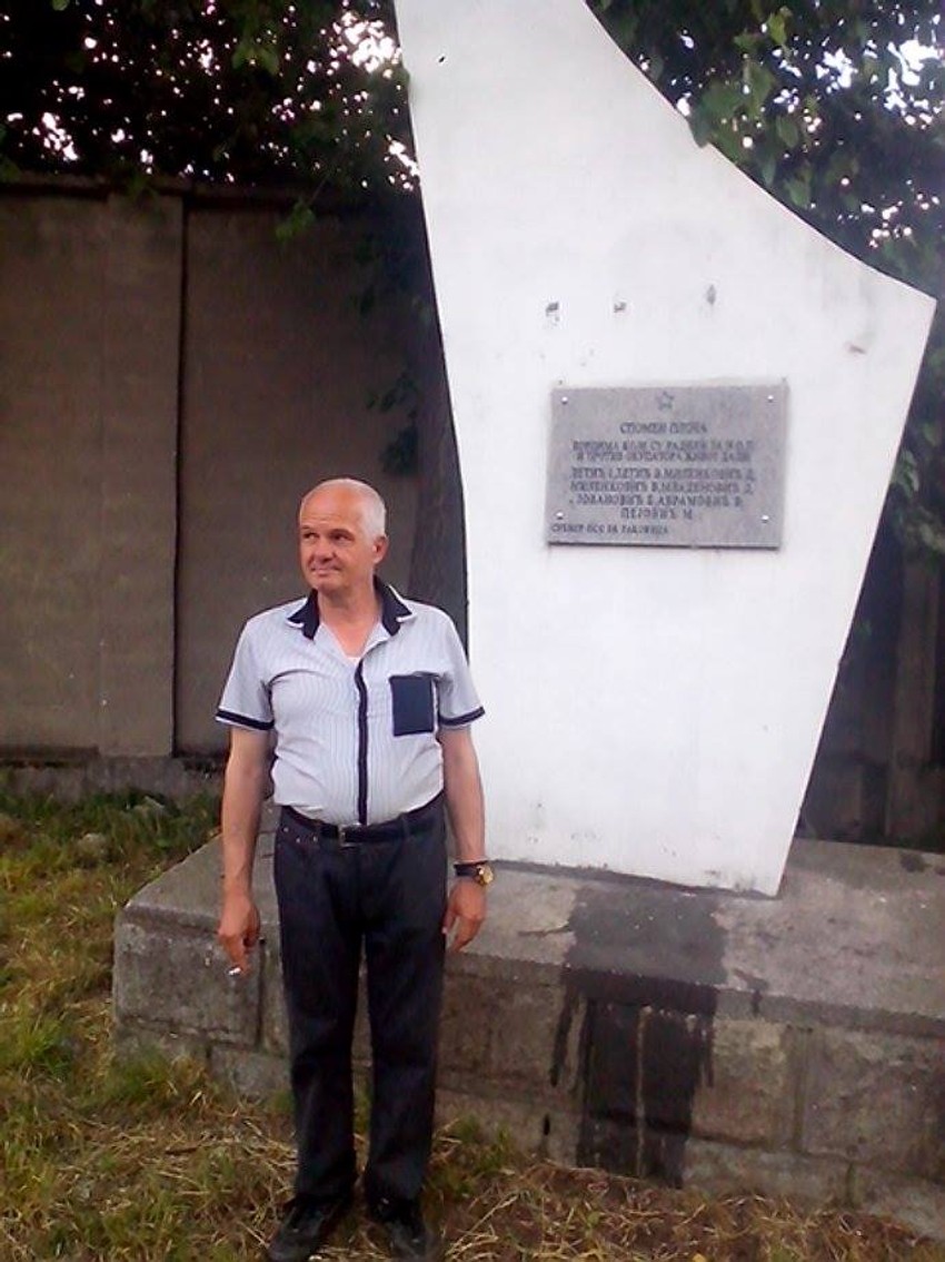 Vladimir Letić pored spomenika podignutog u čast njegovim streljanim precima