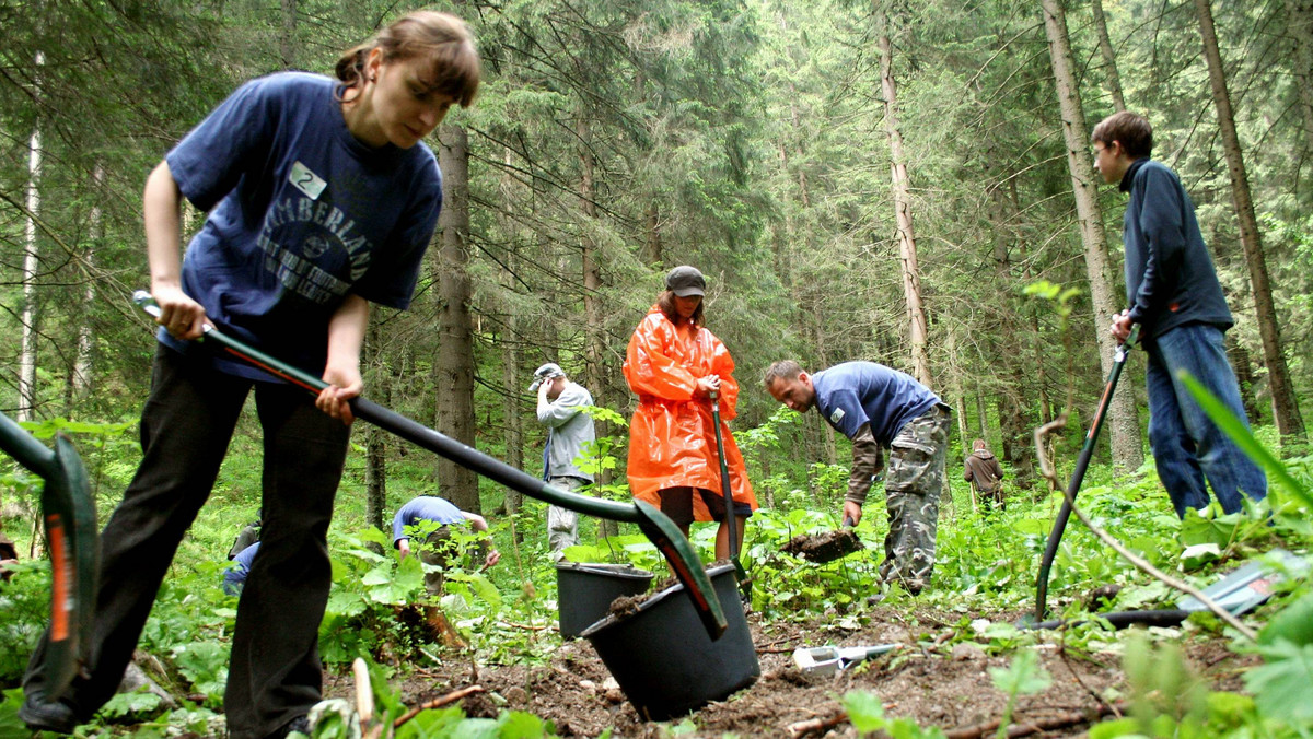 Do kolejnej edycji akcji "Czyste Tatry" coraz bliżej. Jej organizatorzy poszukują wolontariuszy, którzy przyłączą się do sprzątania górskich szlaków.